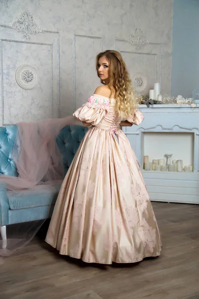 Stüdyoda poz güzel vintage elbiseli kız. İzole stüdyo portre