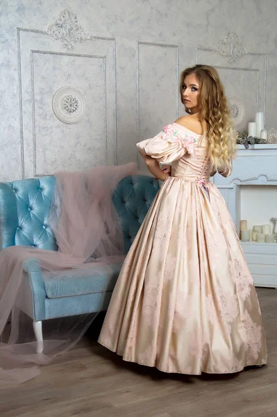 Mädchen Wunderschönem Vintage Kleid Posiert Studio Isolation Studioporträt — Stockfoto