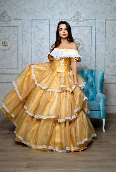 Mädchen Wunderschönem Vintage Kleid Posiert Studio Isolation Studioporträt — Stockfoto