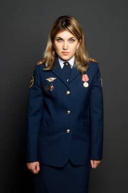 Üniformalı asker kız. Stüdyoda çekilmiş.