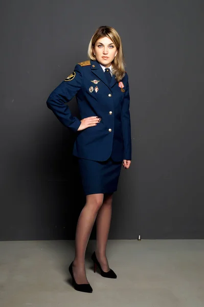Vojenské Dívka Blondýny Uniform Indoor Studio Shot — Stock fotografie
