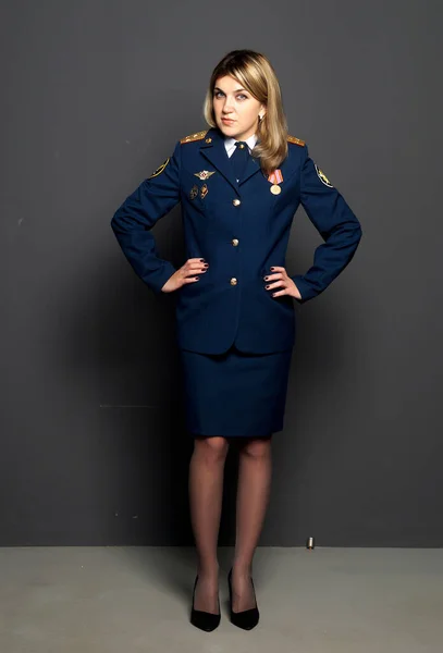 Militär Flicka Blond Uniform Inomhus Studio Sköt Stockbild