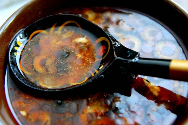 Pyszna Zupa Rosyjska Łyżką Czerwonym Tle — Zdjęcie stockowe