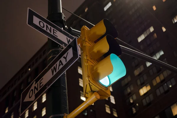 Verkeerslicht Toont Groen Licht New York Nachts — Stockfoto