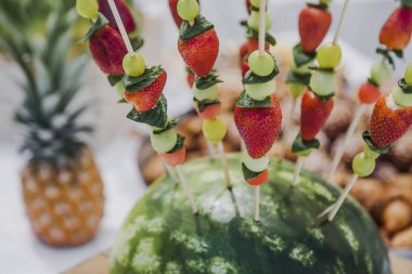 Taze çilek ve üzümlü tatlı