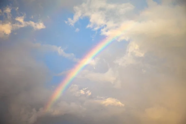 Arco iris en el cielo nublado Fotos De Stock Sin Royalties Gratis