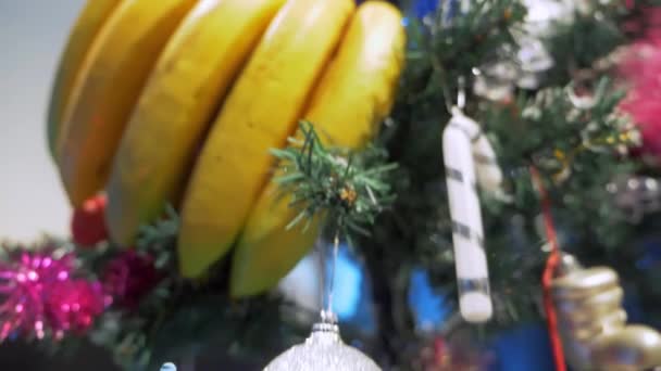 ゆっくりとした動きの背景にボケとクリスマスツリーの装飾 — ストック動画