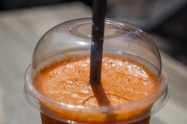 Soğuk taze havuç ve portakal suyu.