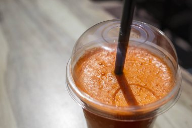 Soğuk taze havuç ve portakal suyu.