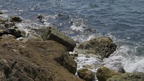 Primer Plano Una Ola Azul Hermoso Mar Aplastando Las Piedras — Vídeo de stock