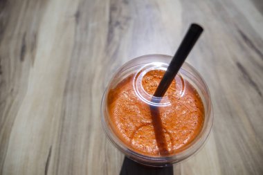 Soğuk taze havuç ve portakal suyu.