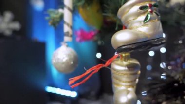 Arka planda bokeh olan Noel ağacı süslemeleri