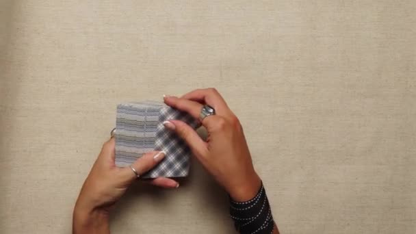 Νεαρή γυναίκα ανακατεύει κάρτες Ταρώ — Αρχείο Βίντεο