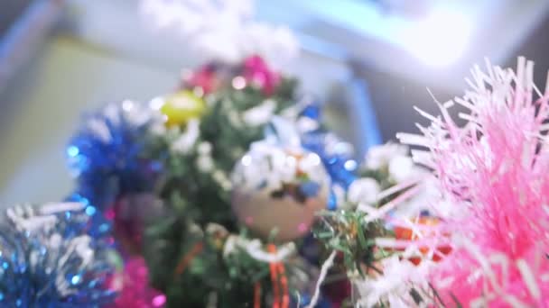 Arka planda bokeh olan Noel ağacı süslemeleri — Stok video