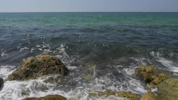 Ondas do mar estão esmagando a costa rochosa — Vídeo de Stock