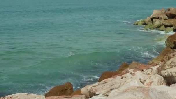 海浪缓缓地冲击着岩石海岸.大范围拍摄。慢动作4K — 图库视频影像