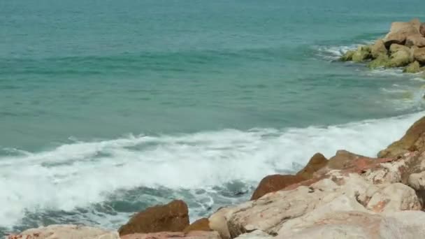 Ondas do mar lentamente esmagando na costa rochosa. Um tiro largo. Movimento lento 4K — Vídeo de Stock