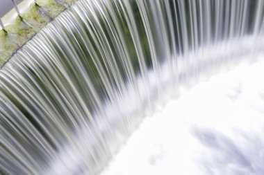 Suyun sızıntıya doğru akışını gösteren, yakın plan, uzun süre maruz kalan bir çekim..