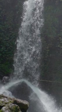 Bozulmamış ve güzel Grenjengan İkiz Şelalesi Merbabu Dağı Ulusal Parkı 'nın ortasında yer almaktadır. Su sıçraması ile dramatik şelalenin yavaş çekim portresi