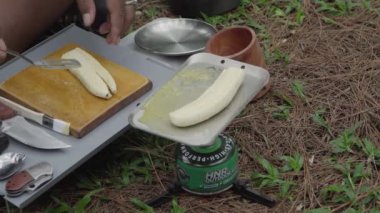 Ormanın ortasında çikolatalı ve peynirli ızgara muz pişirme kavramı ASMR 'ın doğal sesleri eşliğinde.