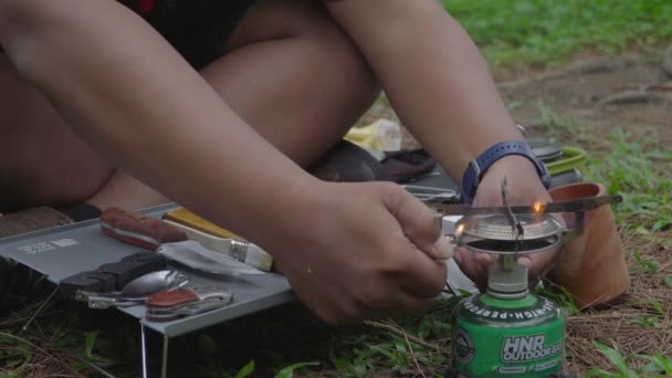 Bushcraft Konzept Des Kochens Von Gegrillten Bananen Mit Schokolade Und — Stockvideo