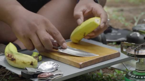 Bushcraft Koncept Vaření Grilovaných Banánů Čokoládou Sýrovou Polevou Uprostřed Lesa — Stock video