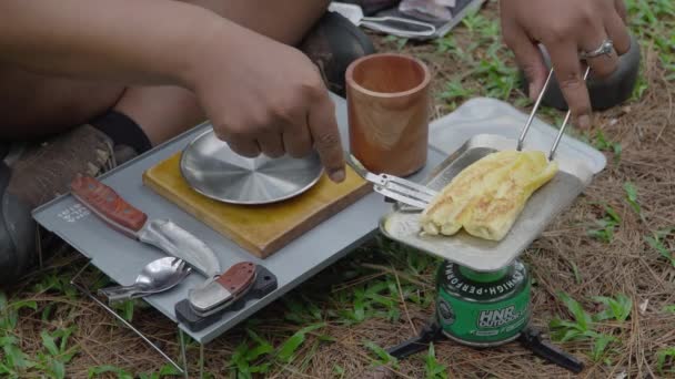 Bushcraft Koncept Vaření Grilovaných Banánů Čokoládou Sýrovou Polevou Uprostřed Lesa — Stock video