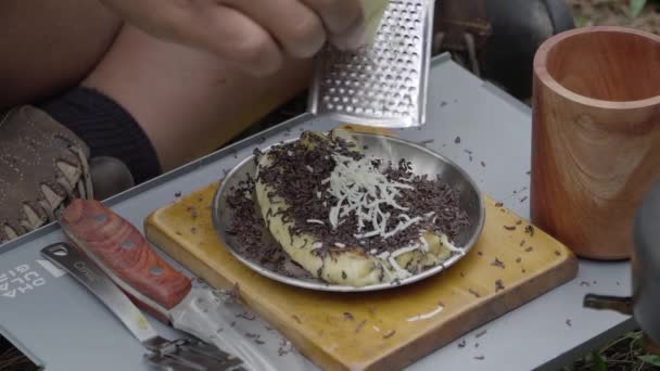 Bushcraft Conceito Cozinhar Bananas Grelhadas Com Cobertura Chocolate Queijo Meio — Vídeo de Stock