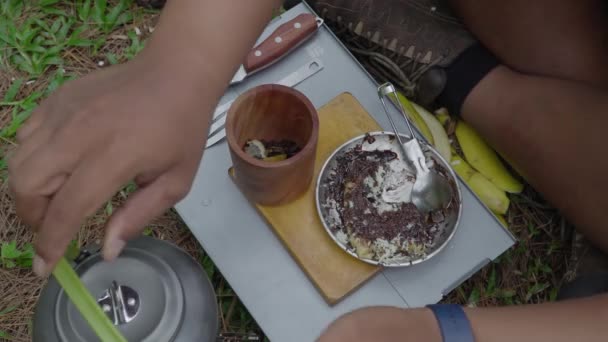 Bushcraft Conceito Cozinhar Bananas Grelhadas Com Cobertura Chocolate Queijo Meio — Vídeo de Stock