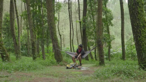 Trekking Élvezi Gyönyörű Természeti Atmoszférája Fenyőerdő Pihenés Egy Függőágyban Pihenjen — Stock videók