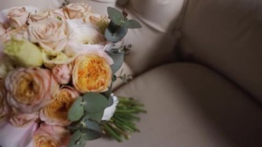 Güzel renk klasik düğün buket bir sandalye hareket halinde duruyor