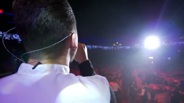 Genç sahnede ayakta adam ve kamu peaple için önce şarkı — Stok video