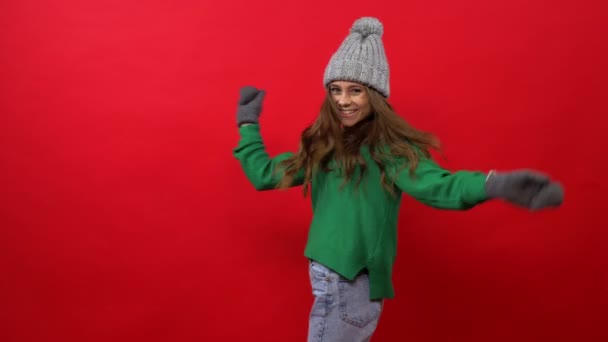 Menina feliz está girando em um fundo colorido — Vídeo de Stock