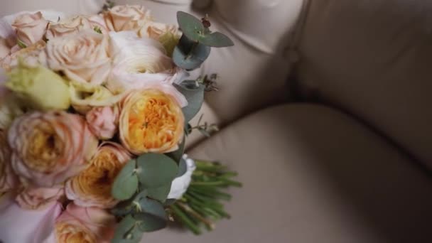 美しい色の古典的な結婚式ブーケ スタンド椅子移動 — ストック動画
