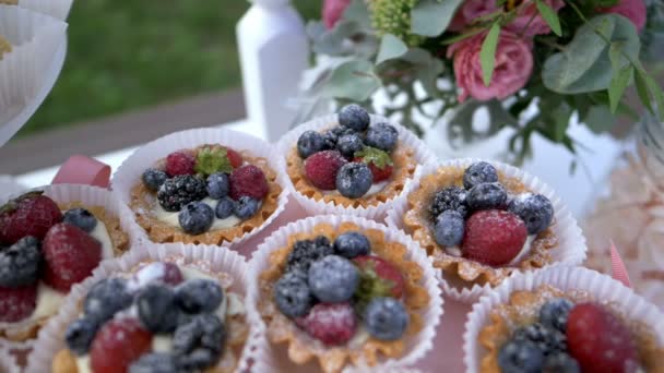 Cesta de frutas con crema en el banquete — Vídeo de stock
