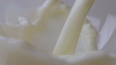 Bir aşçı şeffaf yemeklere süt döker.