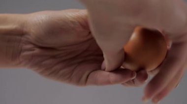 kız bir tavuk yumurta yakın çekim tatili