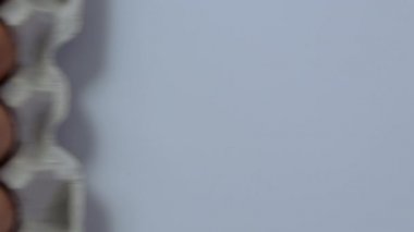 bir tepsi içinde tavuk yumurta çerçeve içine kayma