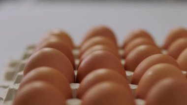kız tepsiden bir tavuk yumurta alır