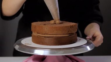 şekerlemeci kız çikolatalı sünger kek bir pasta çantası ile çikolata krem uygulamak