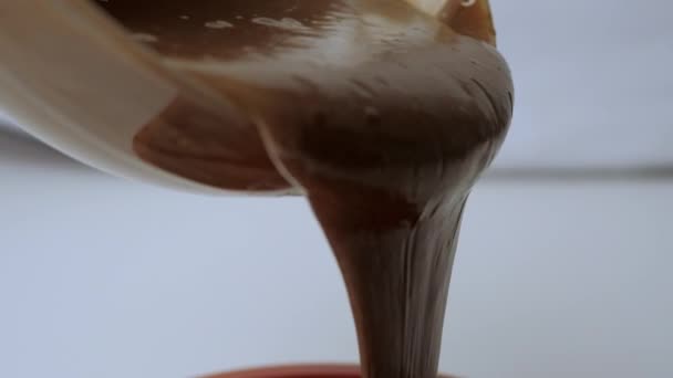 Cocinar vierte masa de chocolate en un plato para hornear — Vídeo de stock