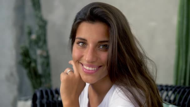 Ragazza bruna in posa per la fotocamera con un sorriso sul viso — Video Stock