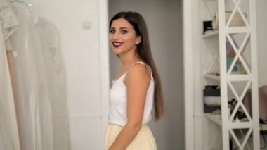 beyaz bir odada kamera eğlenmek parlak makyaj lı esmer kız