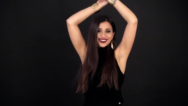 Parlak makyaj ile kız siyah bir arka plan üzerinde bir konfeti atar — Stok video