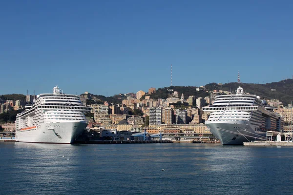 Genova, İtalya için bağlantı noktası. İki büyük yolcu gemisi.