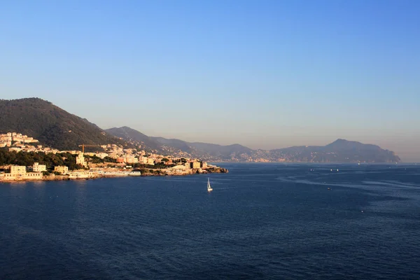 Dağ sahilinin doğal görünümü. Genova, İtalya.