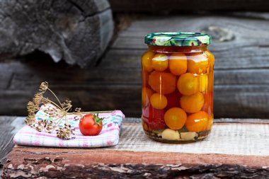 Cam kavanozda domates, ev yapımı turşu.
