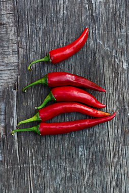 Ahşap bir masada kırmızı biber, hasat