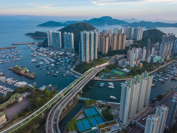 Hava Drone uçuş üzerinde Yuk Kwai Ap Lei Chau ile Modern daire konut Aberdeen Harbour Hong Kong'da bulunan Shan (Mount Johnston).