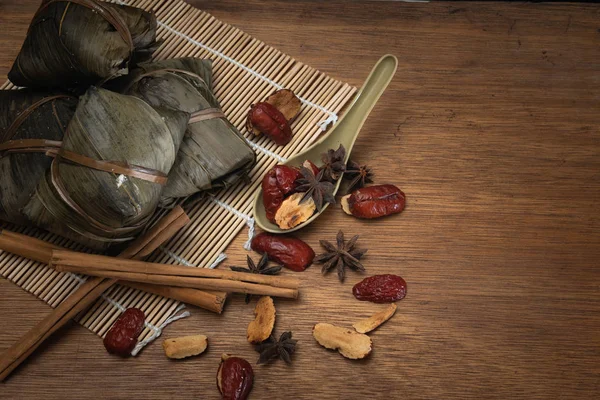 Zongzi veya Dragon Boat Festivali veya hamur tatlısı Festivali için ahşap bir masa bambu yaprağına geleneksel Çin pirinç köfte